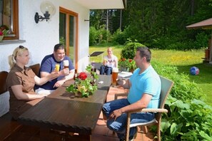 Zwei-Raum-Ferienwohnung Enzian-Abendstimmung auf der Terrasse