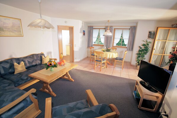 Ferienwohnung 1 mit 2 Schlafzimmer und 2 Badezimmer und Balkon-Wohnzimmer