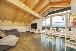 Traumhafte Dachgeschoss-Wohnung mit Panoramablick-Wohnzimmer mit Blick auf Balkon und Essecke