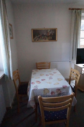 Ferienwohnung Westernberg 38qm, Balkon, 1Schlafzimmer, Wohnschlafzimmer, WLAN-Essplatz mit Morgensonne