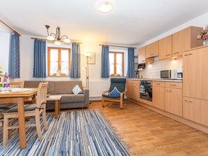 Ferienwohnung Untersberg- 4 Personen mit Balkon und Bergblick, 50qm, 1 Schlafzimmer-Wohnbereich