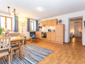 Ferienwohnung Untersberg- 4 Personen mit Balkon und Bergblick, 50qm, 1 Schlafzimmer-Wohnbereich