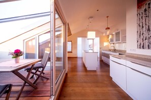 Loft 7, 83 qm Dachgeschoss, 2 separate Schlafzimmer, 2 Bäder-Blick auf Loggia