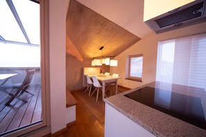 Loft 7, 83 qm Dachgeschoss, 2 separate Schlafzimmer, 2 Bäder-Blick auf Essbereich