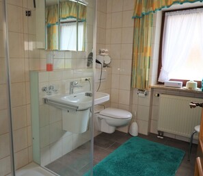 Ferienwohnung Kehlstein, für 2-4 Personen, Balkon-Bad mit Dusche / WC