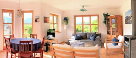 Ferienwohnung 78qm, Terrasse, großzügige Küche, 2 Schlaf- und 1 Wohnschlafzimmer-Wohnzimmer und Essecke