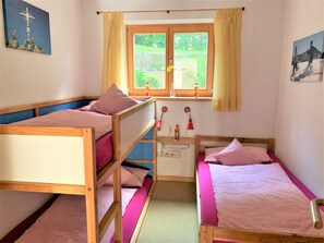 Ferienwohnung 78qm, Terrasse, Kochnische, 2 Schlaf- und 1 Wohnschlafzimmer-Schlafzimmer 2