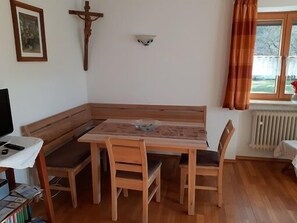 Ferienwohnung für 1 bis 2 Personen mit Terrasse und Bergblick-Esstisch in der Wohnküche