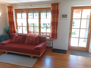 Ferienwohnung für 1 bis 2 Personen mit Terrasse und Bergblick-Wohnbereich