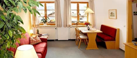 Zwei-Raum-Ferienwohnung 42qm, Dusche/WC, Extra-Schlafzimmer, Küchenzeile, Balkon-so wohnen Sie bei uns