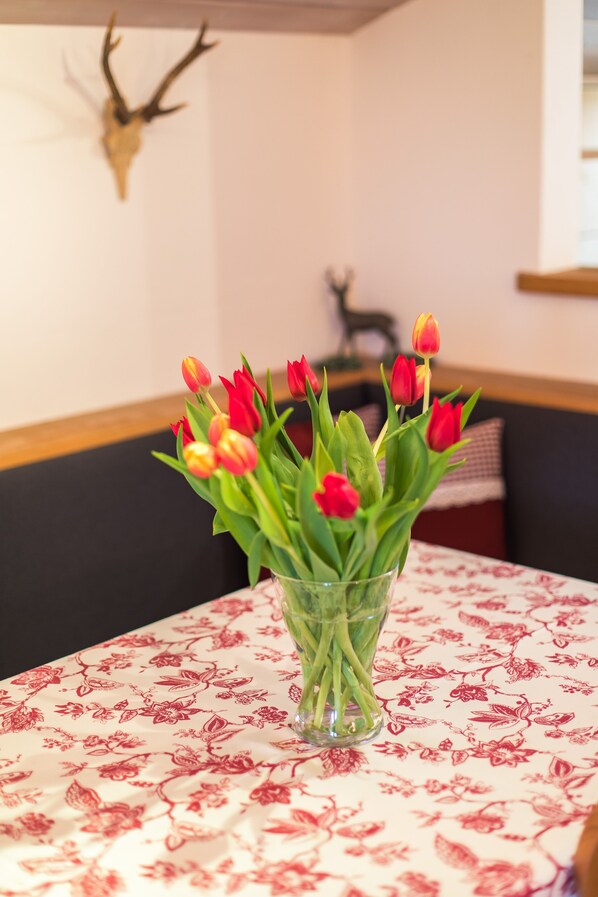 6. Ferienwohnung Unternberg, 50qm, Balkon, Küche, 1 Schlafzimmer, 1 Wohnzimmer-Deko