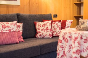 6. Ferienwohnung Unternberg, 50qm, Balkon, Küche, 1 Schlafzimmer, 1 Wohnzimmer-Deko