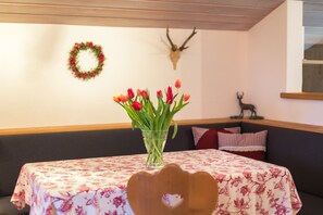 6. Ferienwohnung Unternberg, 50qm, Balkon, Küche, 1 Schlafzimmer, 1 Wohnzimmer-Essplatz