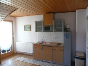 Ferienwohnung 2, 50 qm, bis 4 Personen, 2 Schlafzimmer, 3 Balkone, WLAN-FEWO 2 Küchenzeile