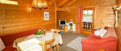 Fewo 43 qm, Balkon, Kochnische, 1 Schlafzimmer, 1 Wohnschlafzimmer, max 3 Pers.-Wohnbereich