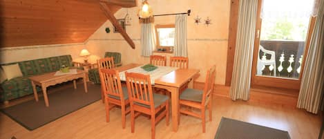 Ferienwohnung 4, 65 qm, 2 Schlafzimmer, Balkon-Wohn- und Essbereich