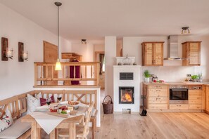 Ferienwohnung Jasmin mit Südterrasse und Bergblick-Essgruppe und Küche