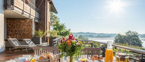 Alpa-art, 90 qm Erdgeschoss, 2 separate Schlafzimmer, 2 Bäder-Terrasse Fewo Alpa-art, direkt am See in der Chiemsee-Region