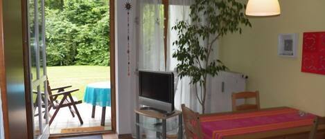 helle Ferienwohnung, 40qm, sonnige Terrasse-Das Wohnzimmer