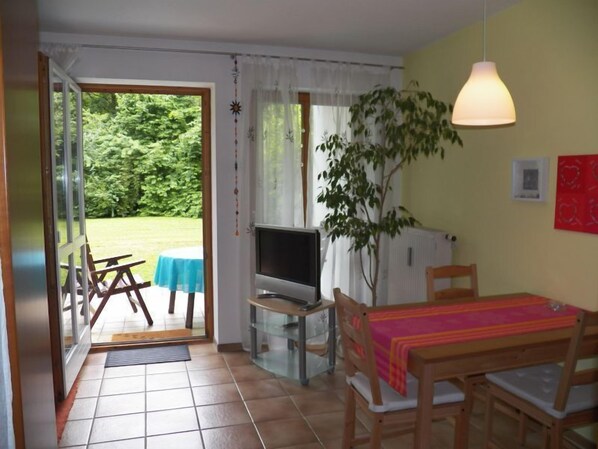 helle Ferienwohnung, 40qm, sonnige Terrasse-Das Wohnzimmer