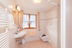 Ein-Raum-Ferienwohnung 42qm, Dusche/WC, Küche, Balkon-Badezimmer in der Ein-Raum Ferienwohnung im Landhaus Andrea