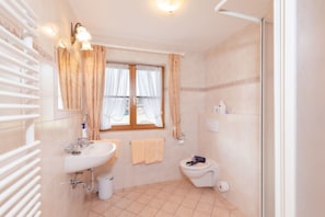 Ein-Raum-Ferienwohnung 42qm, Dusche/WC, Küche, Balkon-Badezimmer in der Ein-Raum Ferienwohnung im Landhaus Andrea