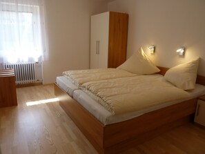 Krokus-Apartment für 2 Personen, separates Schlafzimmer, Terrasse,  46 m²-Schlafzimmer