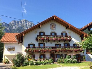 Kastnerhof (DE Anger-Aufham) - Hinterstoißer Martin - 1971-Der Kastnerhof - Ihre Ferienunterkunft am Fuße zum Hochstaufen