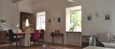 Ferienwohnung Tassilo 90 qm mit separate Schlafzimmer-Wohnraum mit Essplatz und Küchenzeile