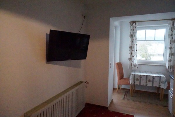 Ferienwohnung Rauschberg, 36qm, Balkon, Küche, 1 Schlafzimmer, Wohnzimmer, WLAN-Essplatz mit Aussicht auf die Berge