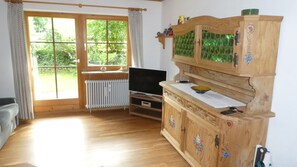 Ferienwohnung 50 qm separates Schlafzimmer und Süd-Terrasse im Erdgeschoss-Wohnraum