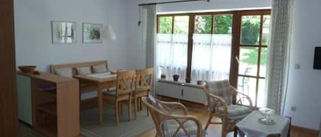 Ferienwohnung Nr. 08, 50 m², 1-4 Personen, 1 sep. Schlafzimmer, Terrasse, WLAN-Wohnbereich