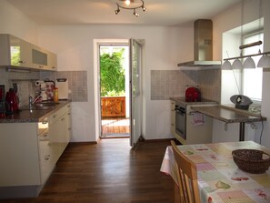 Ferienwohnung, 55qm, 1 Schlafzimmer, Küche extra, TV, Telefon, Fön, Terrasse-Die Küche