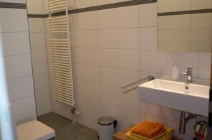 Ferienwohnung Kneifelspitze, für 2 Personen-Badezimmer