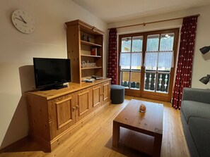 Ferienwohnung Nr. 6, für 4 Personen, 55 qm, 2 Schlafzimmer, Balkon-Blick ins Wohnzimmer