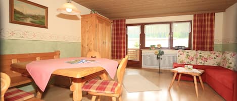 Ferienwohnung 1, 100 qm, 3 Schlafzimmer, Südbalkon-Wohnzimmer