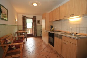 Ferienwohnung 1, 100 qm, 3 Schlafzimmer, Südbalkon-Küche