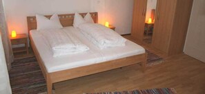 Ferienwohnung Hänsel, 106 qm, 3 Schlafzimmer, Terrasse und WLAN-Schlafzimmer 1 "Hänsel"