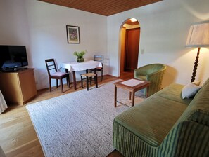 Ferienwohnung Dürrach mit überdachtem Balkon-Wohnzimmer