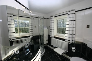 Ferienwohnung 1, 73qm, Terr., Küche, 1 Schlafzimmer, Wohnzimmer, max. 2 Personen-Badezimmer