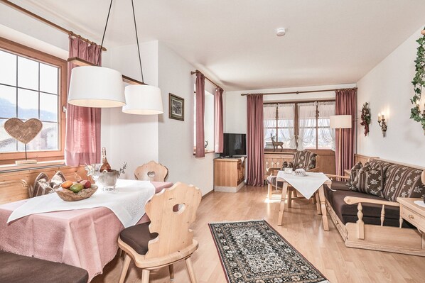 (4) Zwei-Raum-Ferienwohnung 50qm, Bad/WC, Extra-Schlafraum, Küche, Balkon-Blick in die Wohnung