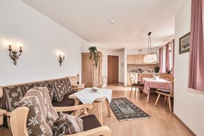 (4) Zwei-Raum-Ferienwohnung 50qm, Bad/WC, Extra-Schlafraum, Küche, Balkon-Blick in die Wohnung