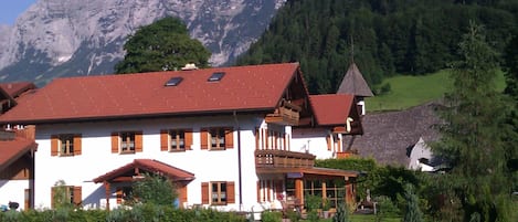 Ferienwohnung mit Bergblick in ruhiger Lage, 2 Balkone, WLAN,58 qm,1-3 Personen-Haus am Kurpark