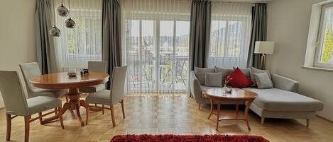 Appartement Nr. 15, 56qm, Wohn/Schlafraum, Balkon mit herrlicher Aussicht-Wohnzimmer