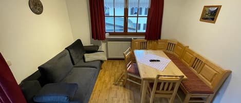 Ferienwohnung Jenner, 1 bis 2 Personen, 38 qm, Balkon-Wohnbereich