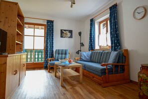 Ferienwohnung Nr. 7, 1-2 Personen, 40 qm, 1 Schlafzimmer, Balkon-Blick ins Wohnzimmer