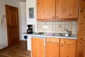 Ferienwohnung Nr. 7, 1-2 Personen, 40 qm, 1 Schlafzimmer, Balkon-Die Küchenzeile