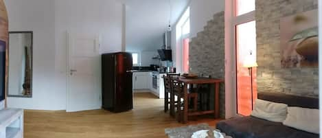 Ferienwohnung Schlossbach-Wohnzimmer mit Blick in die Küche