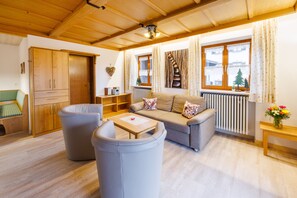 II, Ferienwohnung Rauschberg 54qm, Balk., Kochnische, 2 Schlafzimmer, Wohnzimmer-Wohnbereich mit Sitzecke