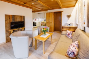 II, Ferienwohnung Rauschberg 54qm, Balk., Kochnische, 2 Schlafzimmer, Wohnzimmer-Wohnbereich mit Blick zur Küche